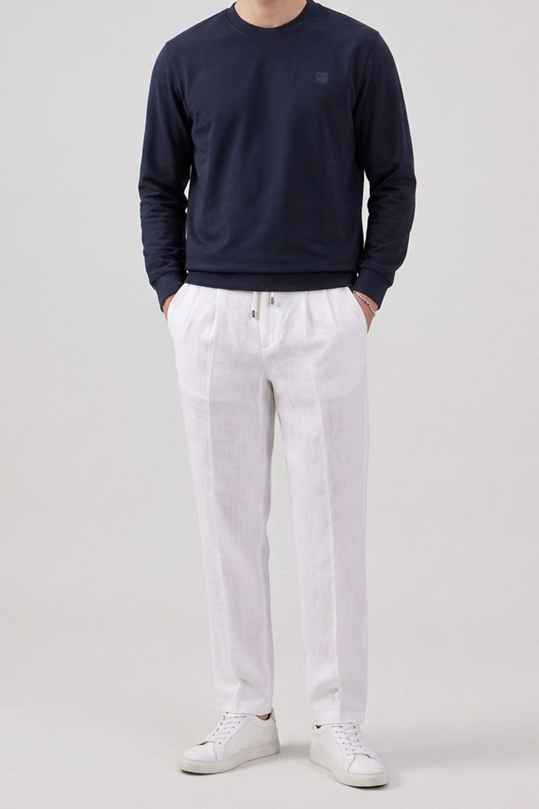Herensweatshirt met ronde hals, lange mouwen en stretch, gemaakt van een marineblauwe katoenmix.