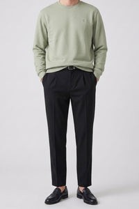 Herensweatshirt met ronde hals, lange mouwen en stretch, gemaakt van een saliegroene katoenmix.