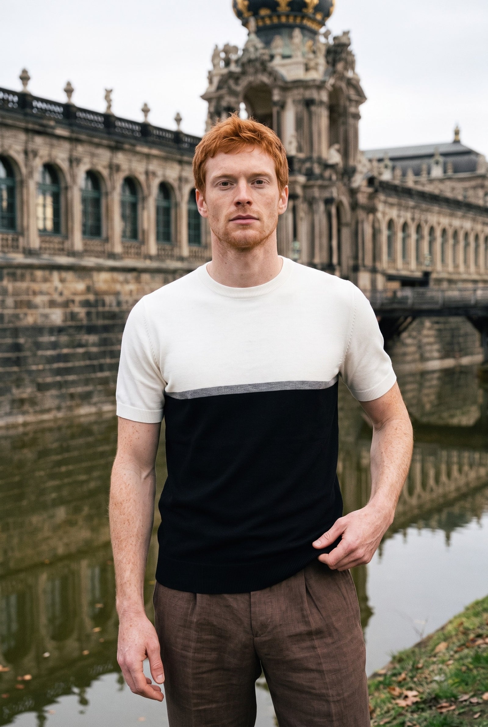 Look #879 styled with Wit en zwart gebreid T-shirt met kleurblokken voor heren