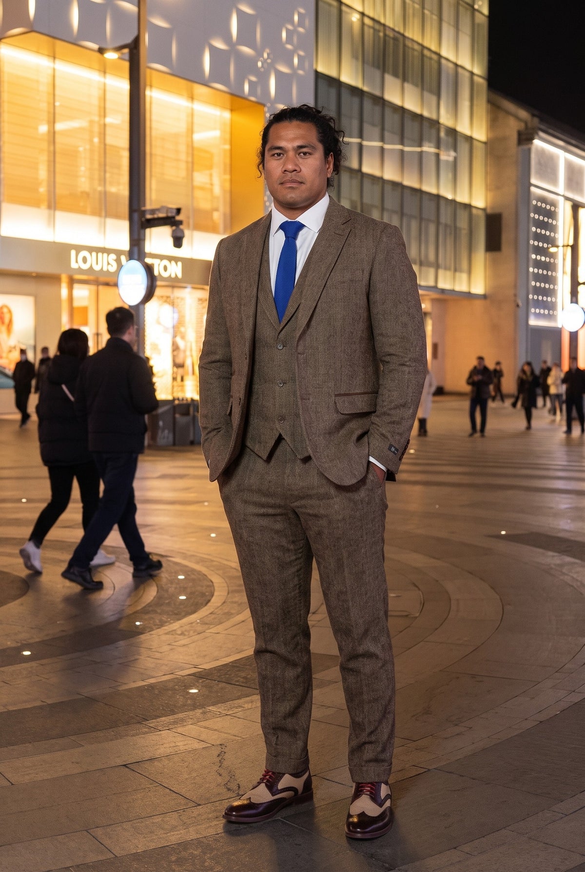 Look #966 styled with Eikenbruin visgraat tweed 3-delig pak
