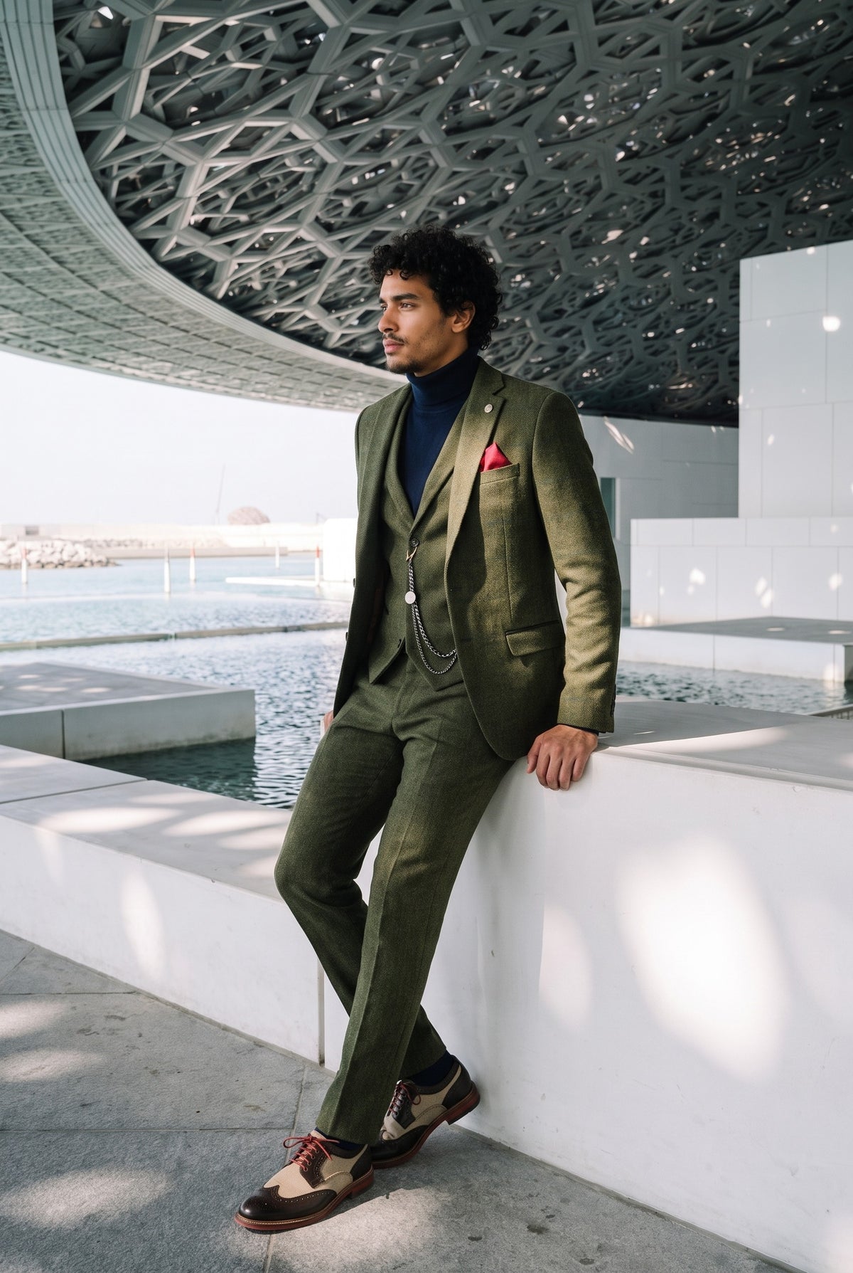 Look #706 styled with Marineblauwe coltrui voor heren, gemaakt van een zachte viscosemix met lange mouwen.