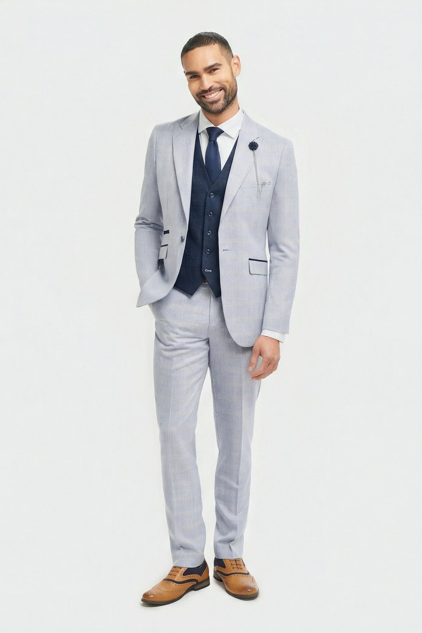 Lichtblauw geruit Prince of Wales driedelig pak voor heren met marineblauwe gilet.