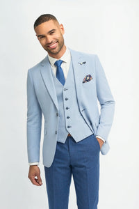 Herenpak van linnen in lichtblauw voor een zomerse bruiloft, met marineblauwe broek.