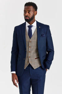 Arthur Navy pak met contrasterend Harris Brown tweed vest.