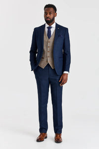 Arthur Navy pak met contrasterend Harris Brown tweed vest.