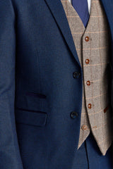 Arthur Navy pak met contrasterend Harris Brown tweed vest.
