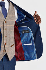Arthur Navy pak met contrasterend Harris Brown tweed vest.