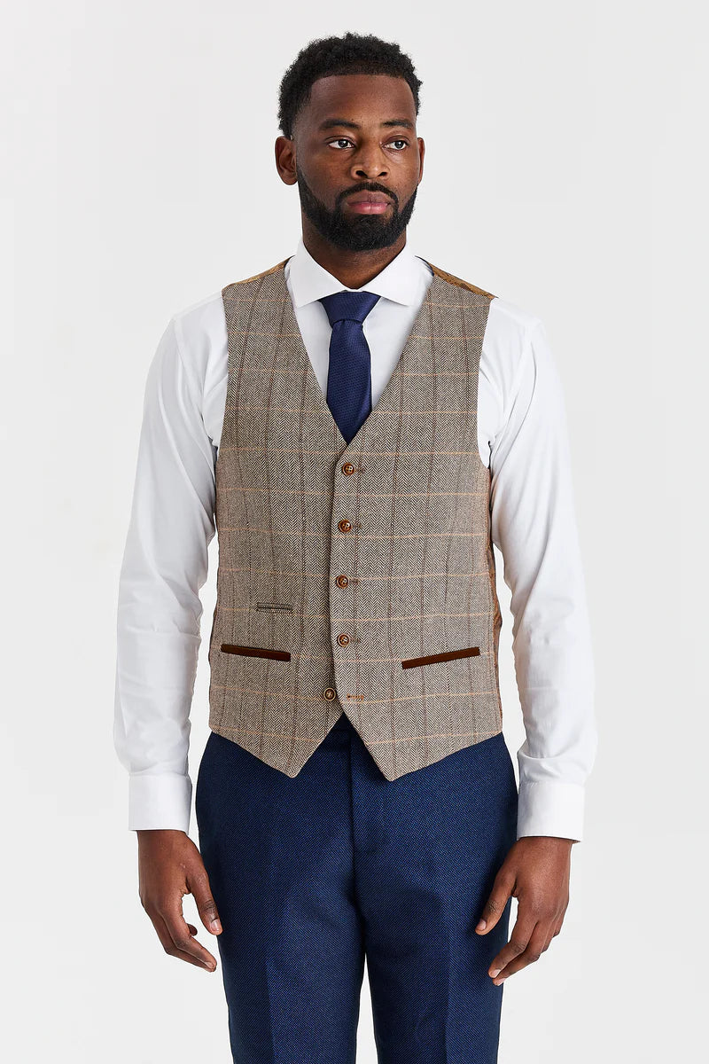 Arthur Navy pak met contrasterend Harris Brown tweed vest.