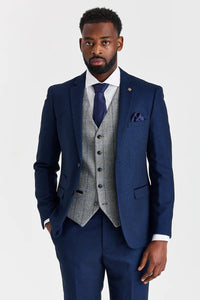 Arthur Navy pak met contrasterend Harris Grey tweed vest.