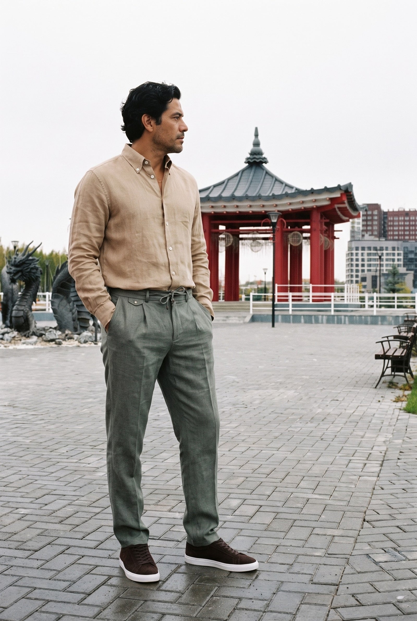 Look #1030 styled with Saliegroene herenbroek van 100% linnen met plooien en trekkoord, relaxte rechte pasvorm.