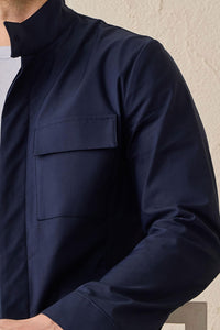 Heren safari-jas van marineblauwe katoenmix en witte broek, smart casual outfit