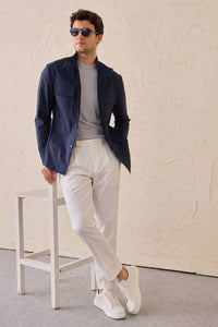 Heren safari-jas van marineblauwe katoenmix en witte broek, smart casual outfit