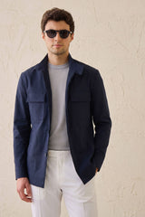 Heren safari-jas van marineblauwe katoenmix en witte broek, smart casual outfit