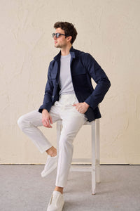 Heren safari-jas van marineblauwe katoenmix en witte broek, smart casual outfit