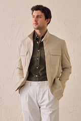 Heren safari-jas van beige katoenmix en witte broek, smart casual outfit