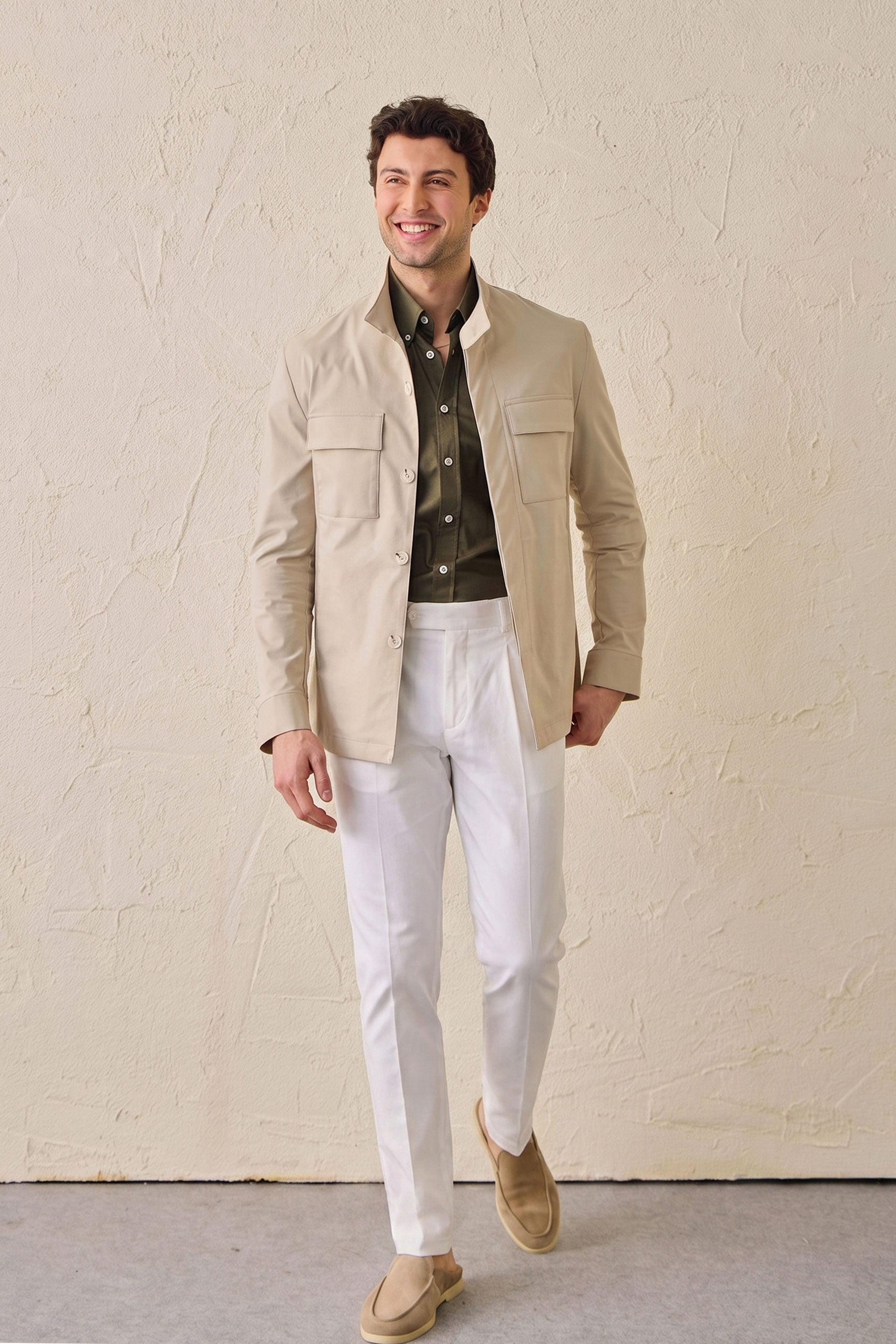 Heren safari-jas van beige katoenmix en witte broek, smart casual outfit