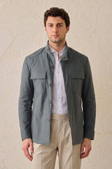 Heren safari-jas van saliegroen katoenmix en beige broek, smart casual outfit
