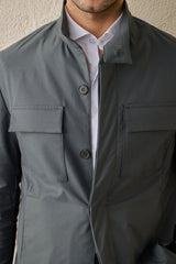 Heren safari-jas van saliegroen katoenmix en beige broek, smart casual outfit