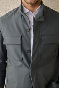 Heren safari-jas van saliegroen katoenmix en beige broek, smart casual outfit