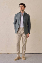 Heren safari-jas van saliegroen katoenmix en beige broek, smart casual outfit