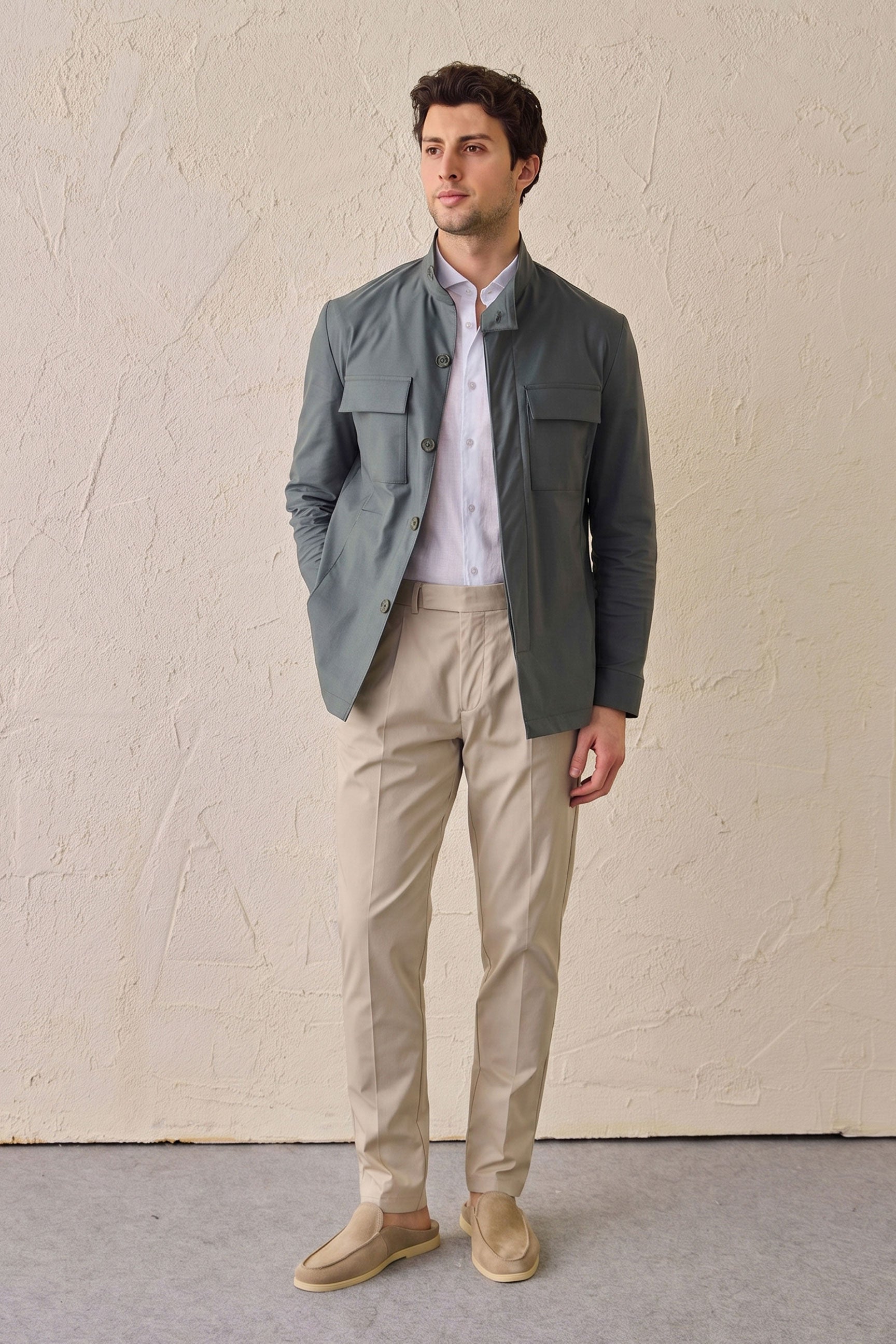 Heren safari-jas van saliegroen katoenmix en beige broek, smart casual outfit
