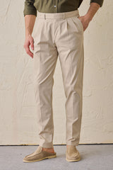 Beige smart casual tweedelig pak voor heren in safaristijl met opstaande kraag en stretchstof.