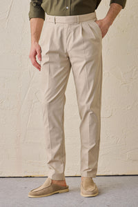 Beige smart casual tweedelig pak voor heren in safaristijl met opstaande kraag en stretchstof.