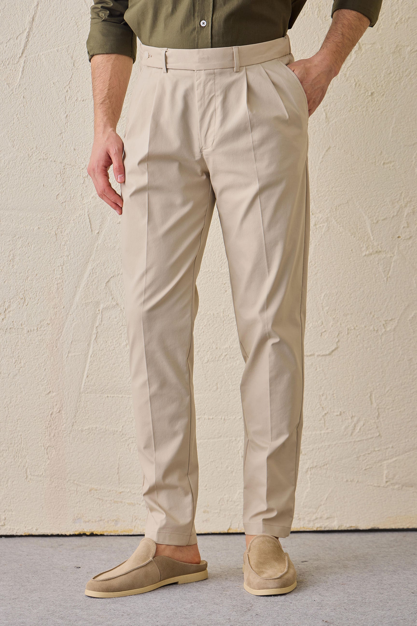 Heren safari-jas van saliegroen katoenmix en beige broek, smart casual outfit
