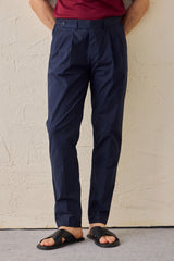 Marineblauwe geplooide smart casual broek voor heren, klassieke pasvorm.