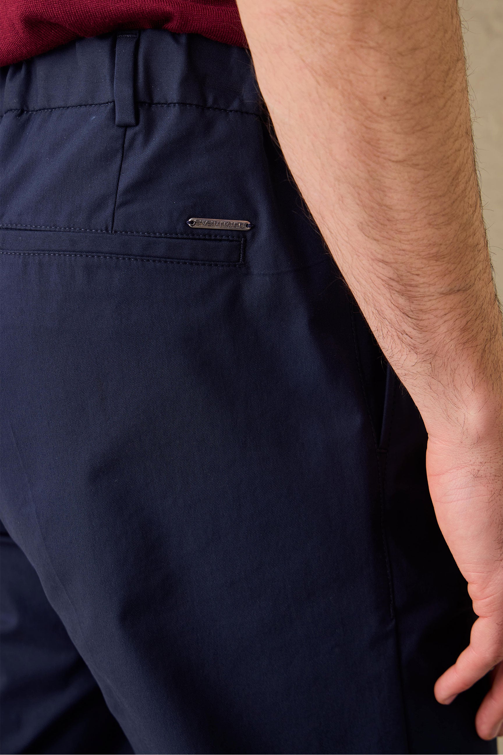 Marineblauwe geplooide smart casual broek voor heren, klassieke pasvorm.