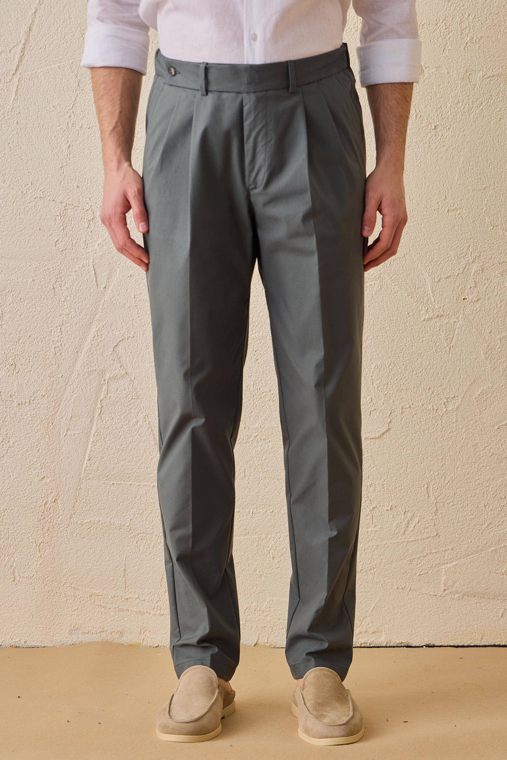 Saliegroene geplooide smart casual broek voor heren, klassieke getailleerde pasvorm