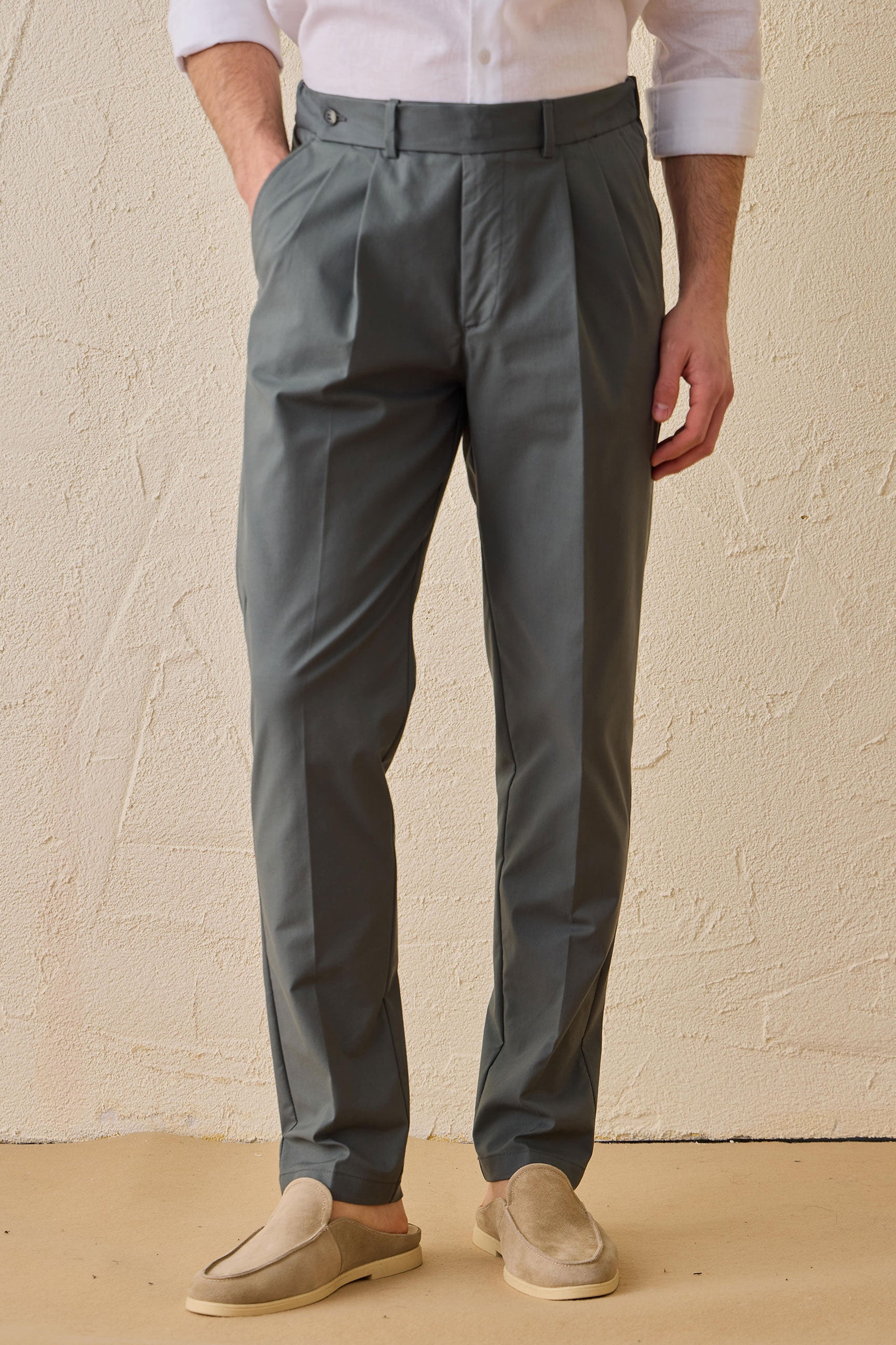 Saliegroene geplooide smart casual broek voor heren, klassieke getailleerde pasvorm