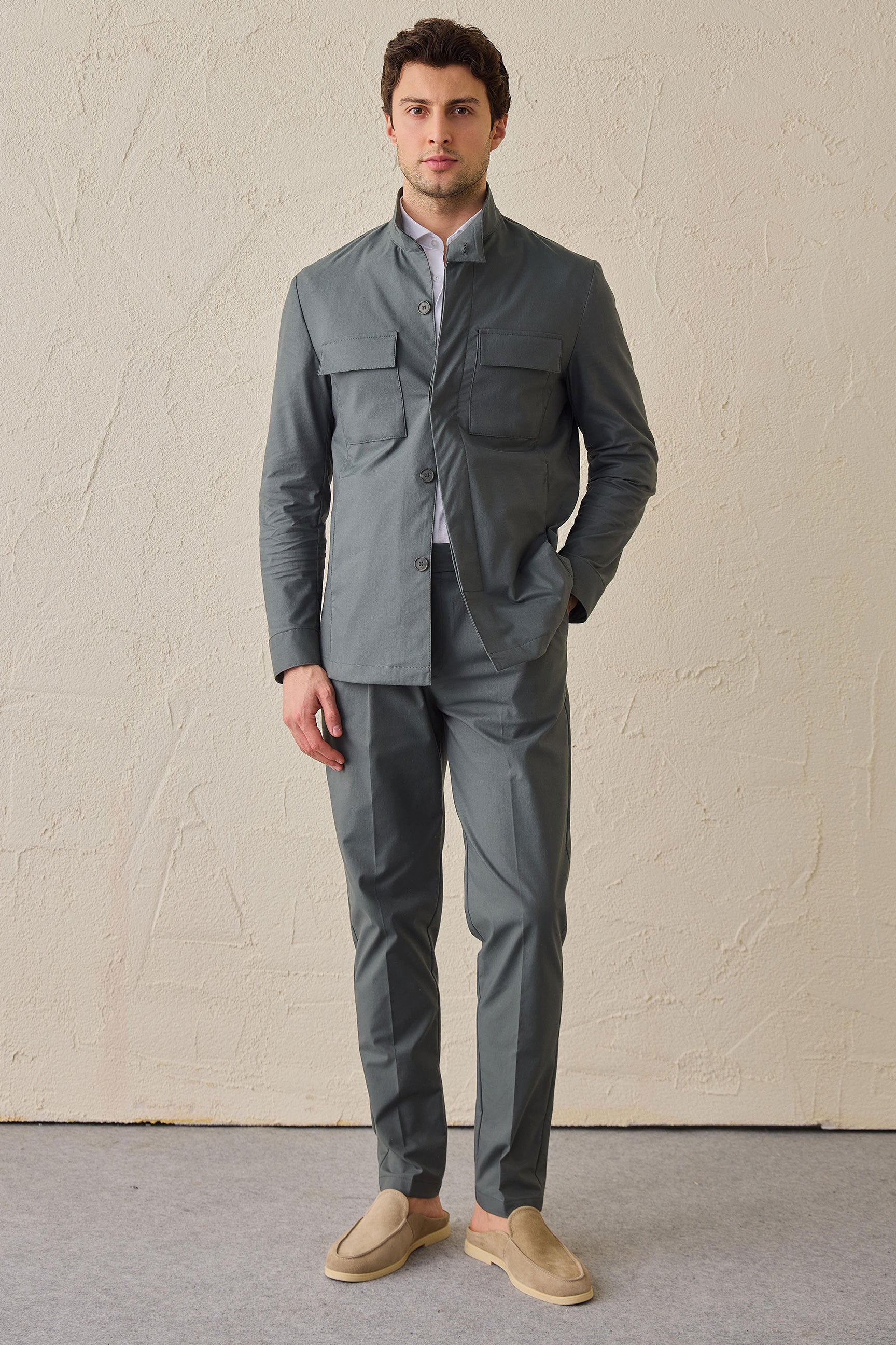 Saliegroene geplooide smart casual broek voor heren, klassieke getailleerde pasvorm