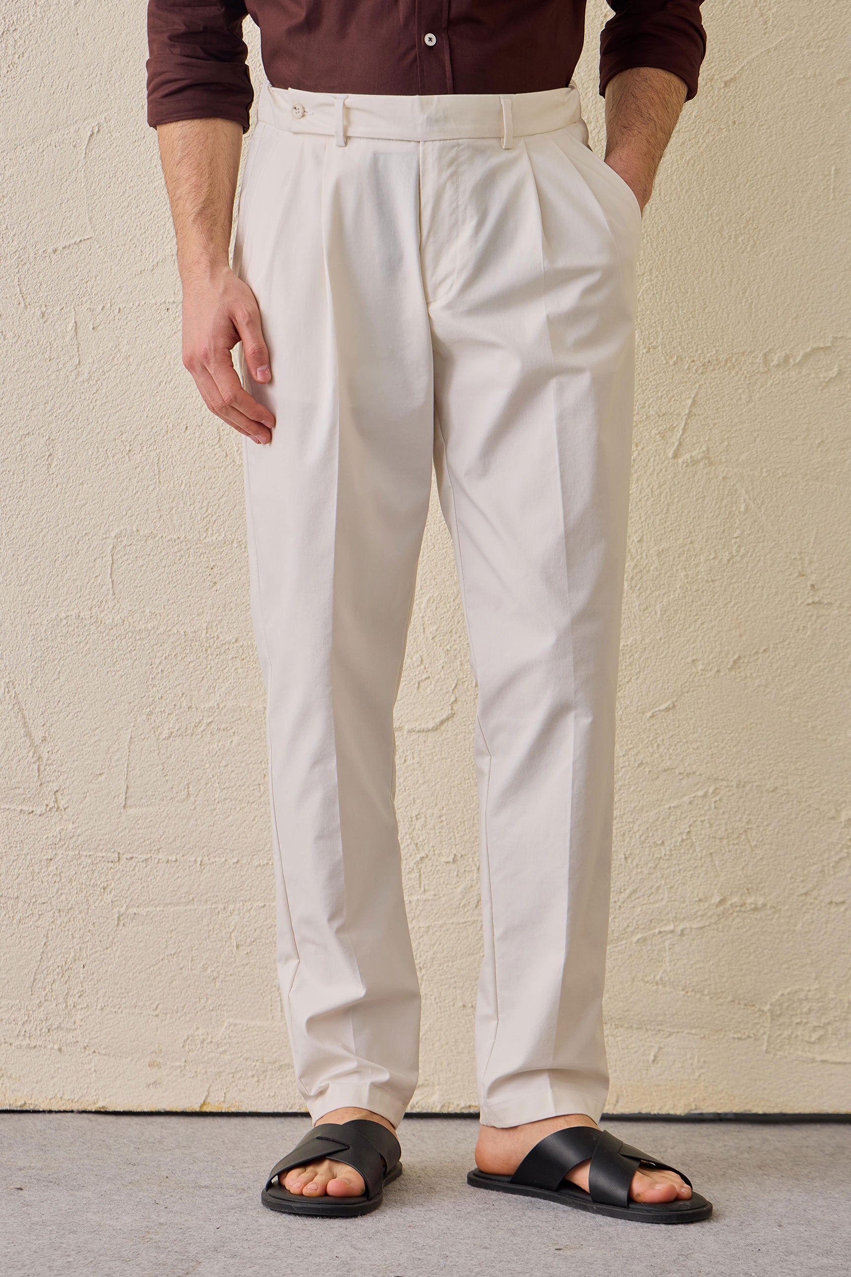 Wit smart casual tweedelig pak voor heren in safaristijl met opstaande kraag en stretchstof.