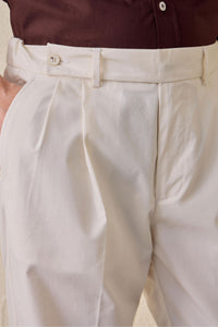 Wit smart casual tweedelig pak voor heren in safaristijl met opstaande kraag en stretchstof.