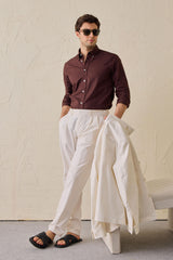 Wit smart casual tweedelig pak voor heren in safaristijl met opstaande kraag en stretchstof.