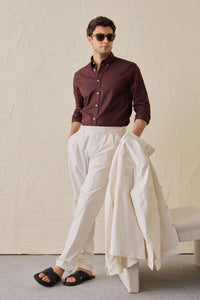 Wit smart casual tweedelig pak voor heren in safaristijl met opstaande kraag en stretchstof.