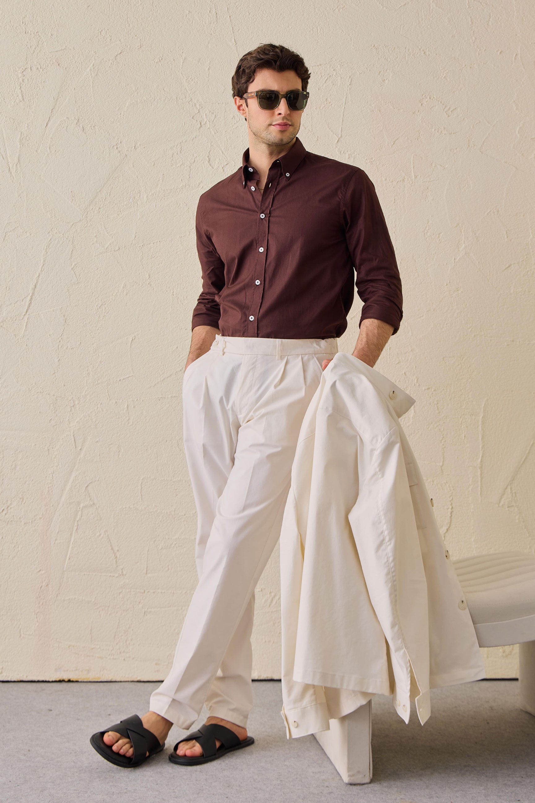 Wit smart casual tweedelig pak voor heren in safaristijl met opstaande kraag en stretchstof.