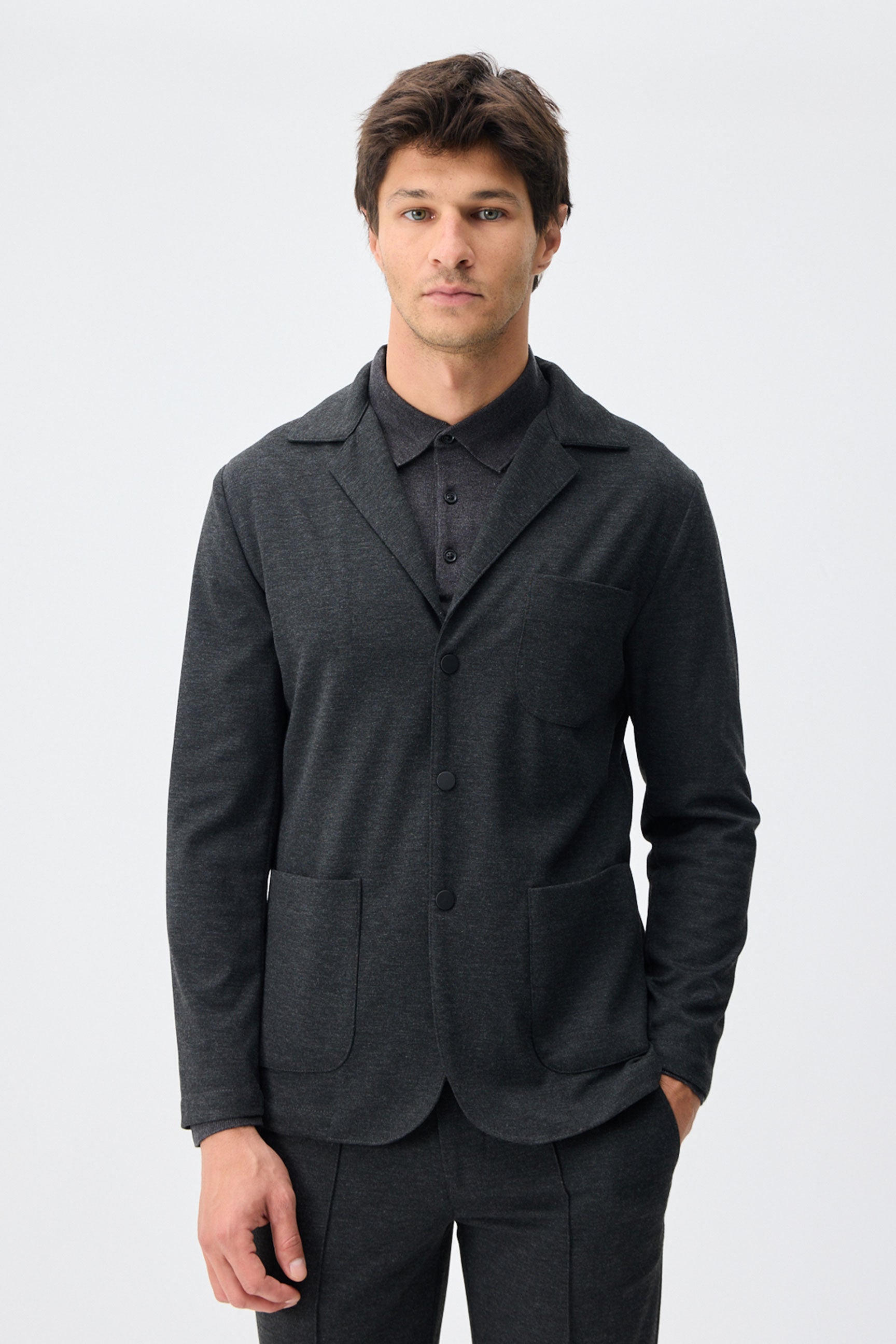 Herenpak bestaande uit een blazer en een broek van zachte, antracietkleurige jersey in smart casual stijl.