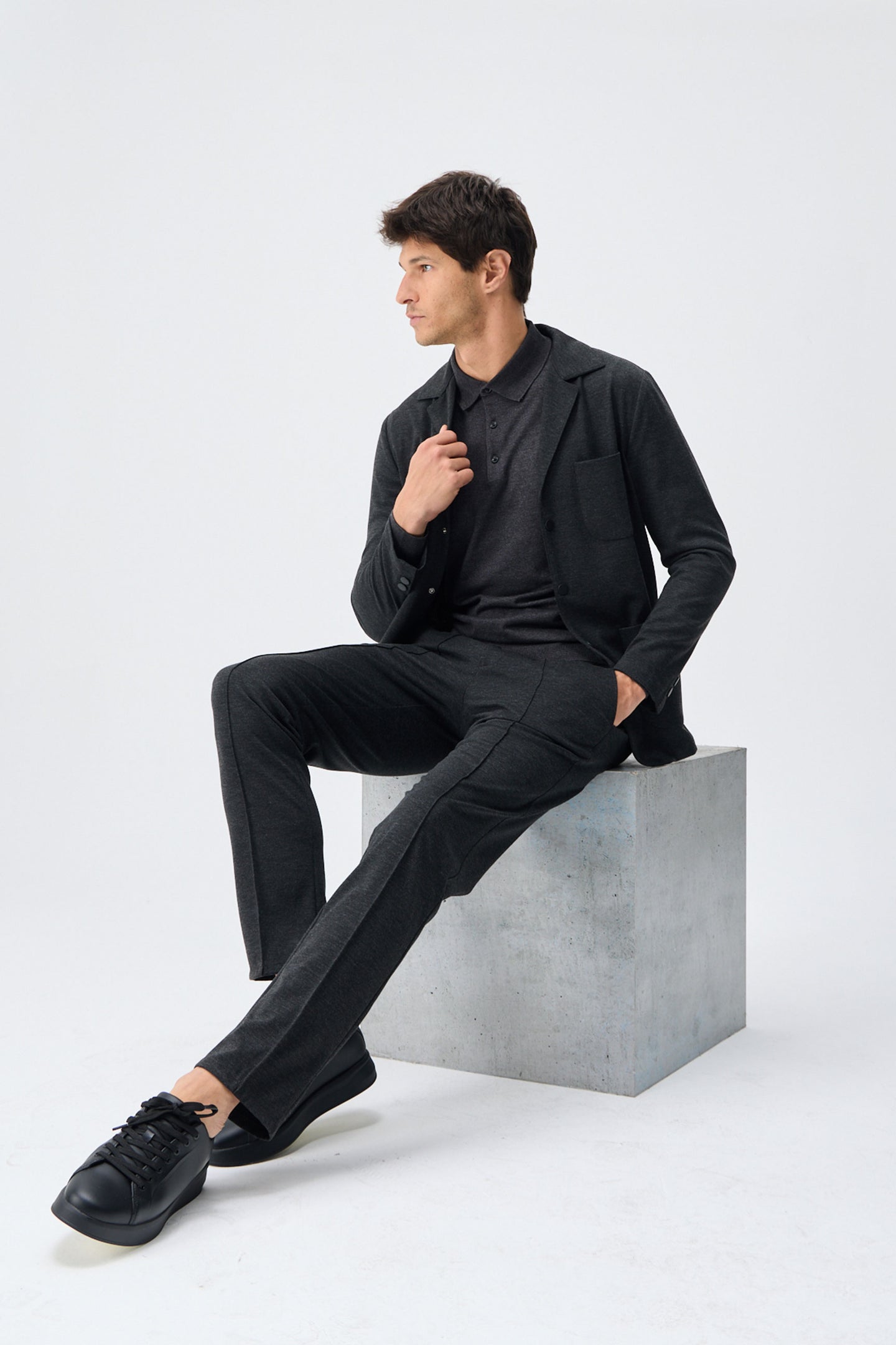 Herenpak bestaande uit een blazer en een broek van zachte, antracietkleurige jersey in smart casual stijl.