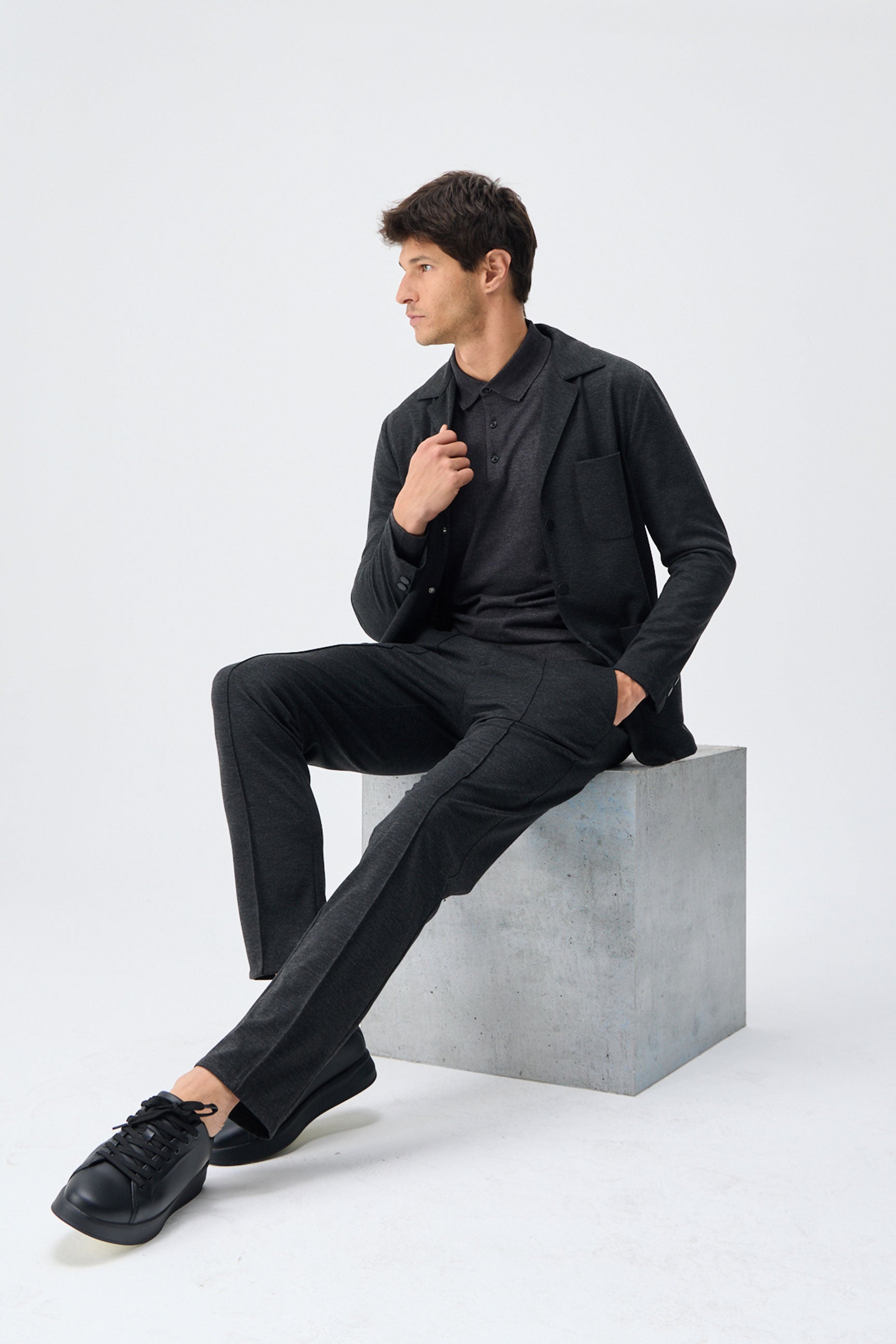 Herenpak bestaande uit een blazer en een broek van zachte, antracietkleurige jersey in smart casual stijl.