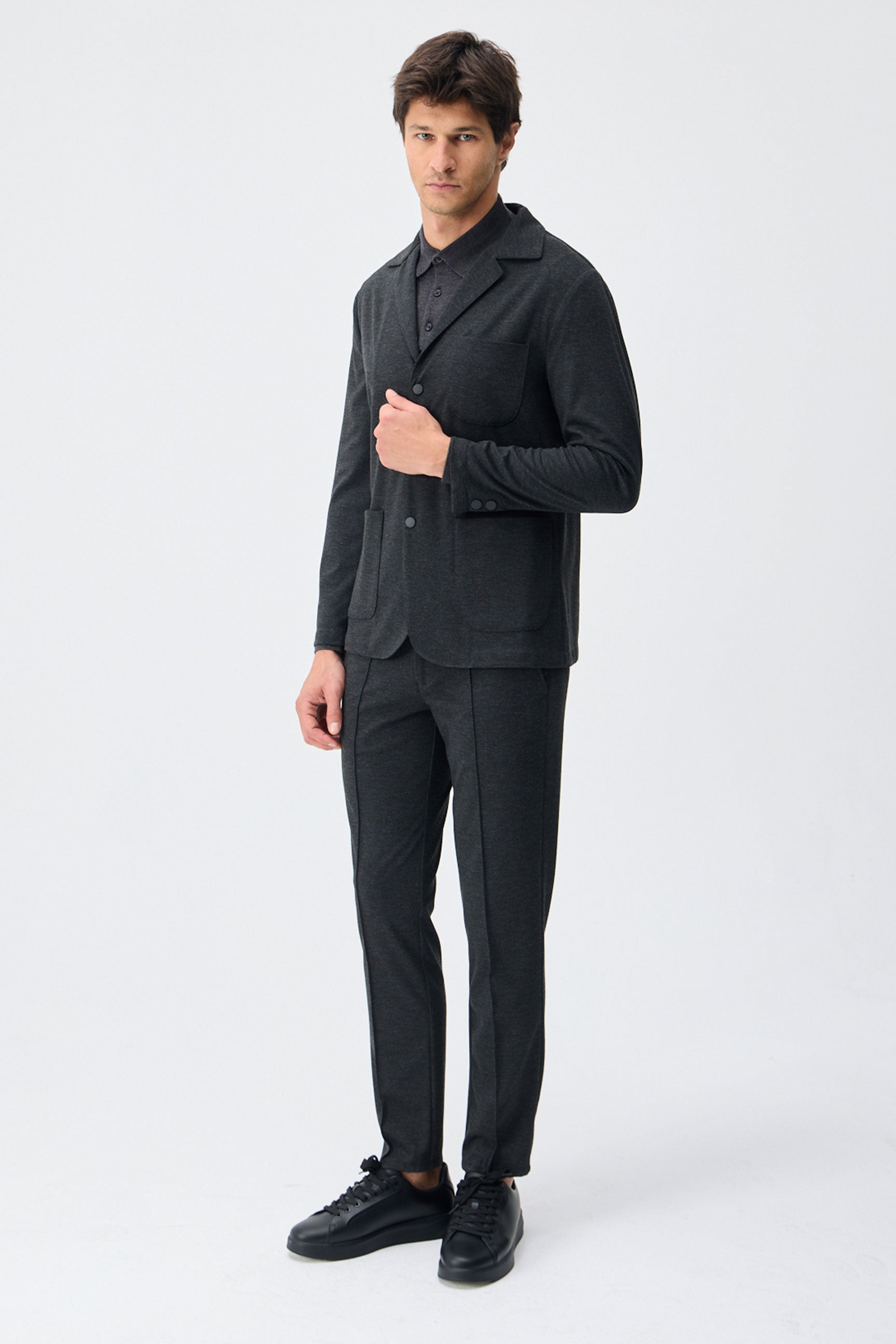 Herenpak bestaande uit een blazer en een broek van zachte, antracietkleurige jersey in smart casual stijl.
