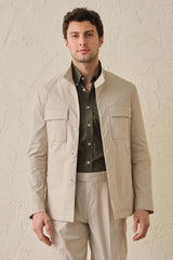 Beige smart casual tweedelig pak voor heren in safaristijl met opstaande kraag en stretchstof.