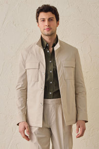 Beige smart casual tweedelig pak voor heren in safaristijl met opstaande kraag en stretchstof.