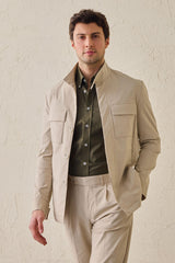 Beige smart casual tweedelig pak voor heren in safaristijl met opstaande kraag en stretchstof.