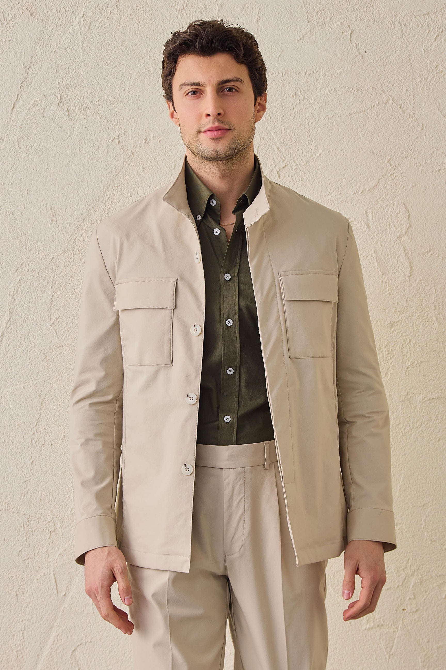 Beige utility-jas voor heren, lichtgewicht katoenmix, smart casual model.