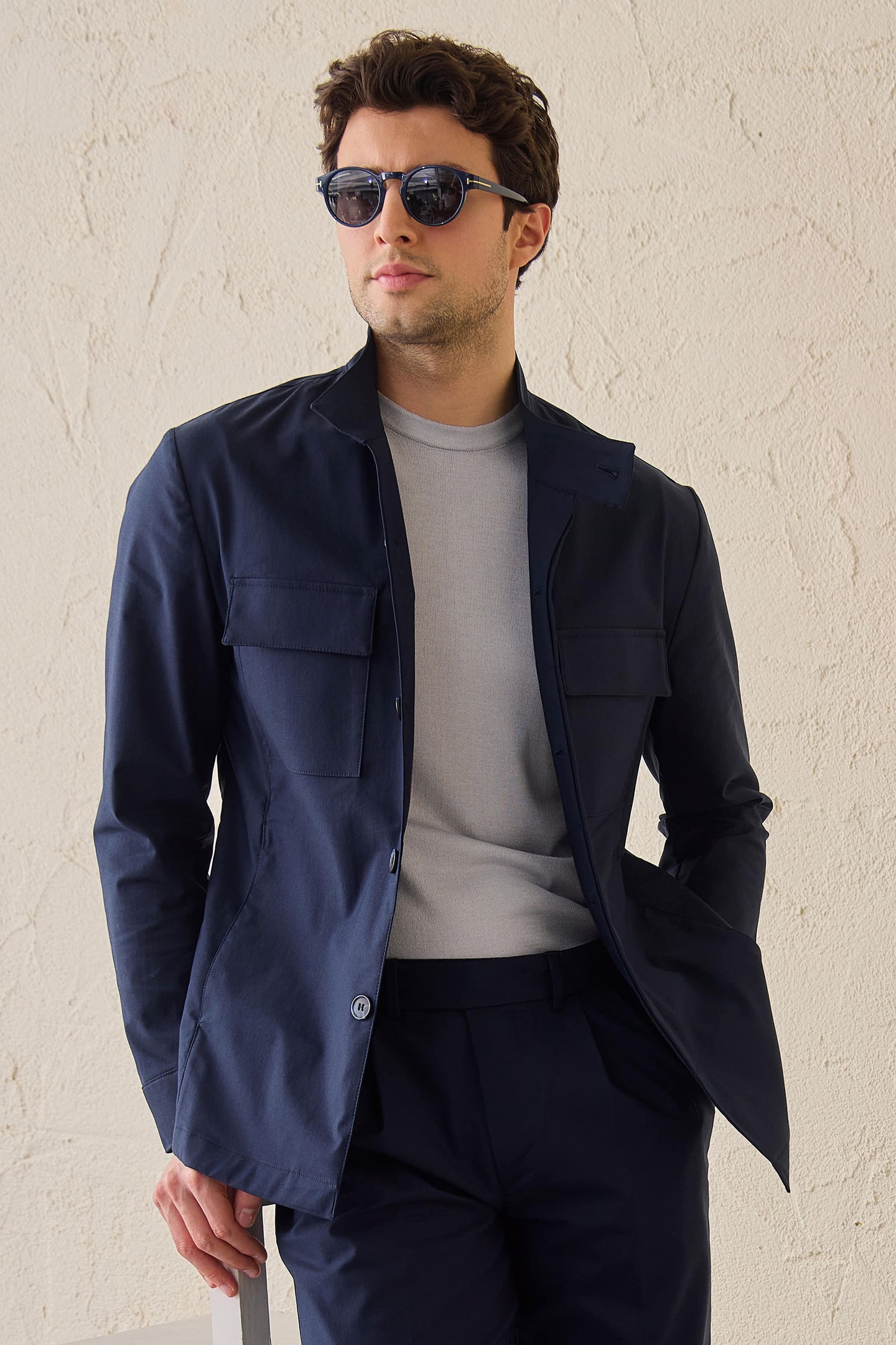Marineblauwe utility-jas voor heren, lichtgewicht katoenmix, smart casual model.
