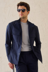 Marineblauwe utility-jas voor heren, lichtgewicht katoenmix, smart casual model.
