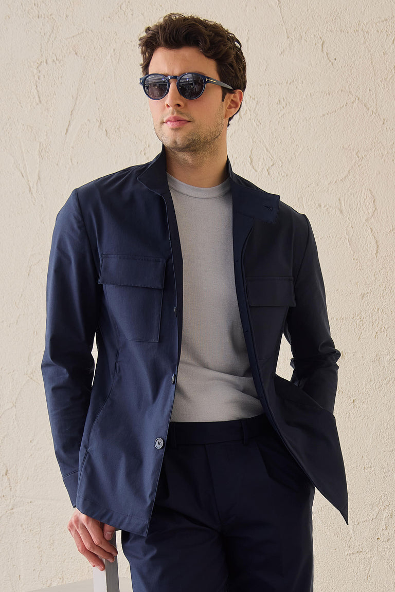 Marineblauwe utility-jas voor heren, lichtgewicht katoenmix, smart casual model.