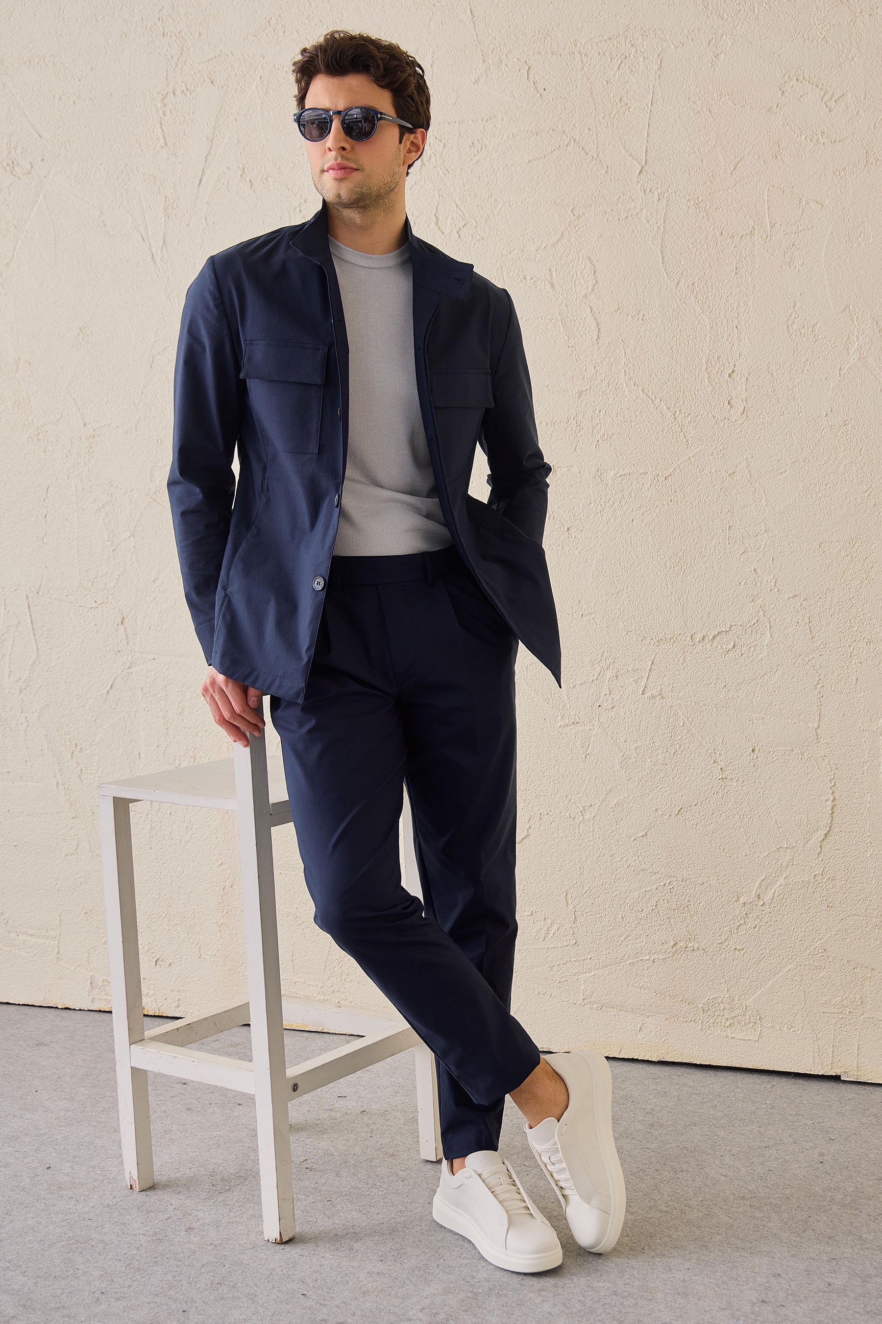 Marineblauwe utility-jas voor heren, lichtgewicht katoenmix, smart casual model.